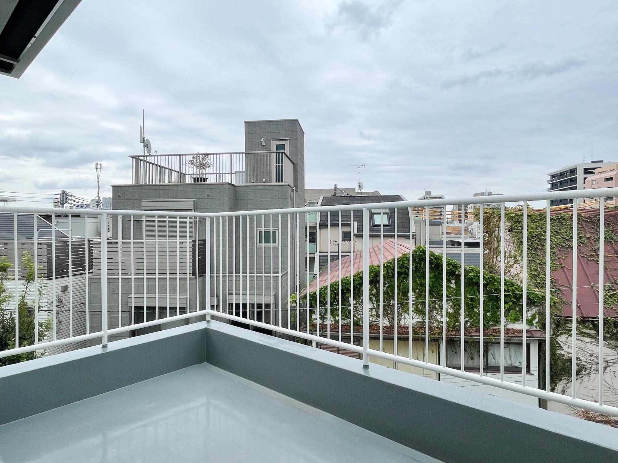 渋谷区代々木の賃貸物件/ちょっとゆとりのあるバルコニーで、悠々自適にお過ごしください