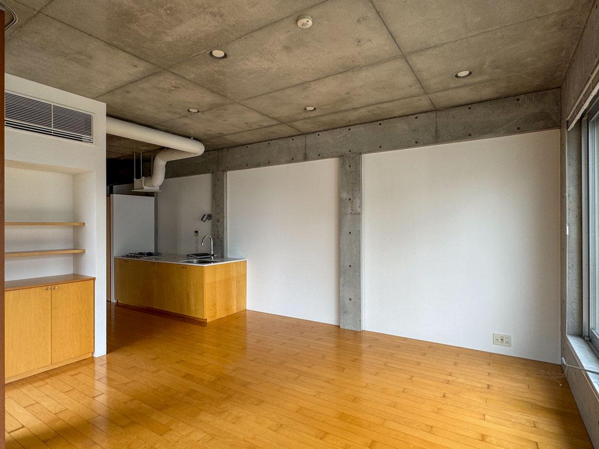 中野区本町の賃貸物件/東側の白い壁面は塗装仕上げ