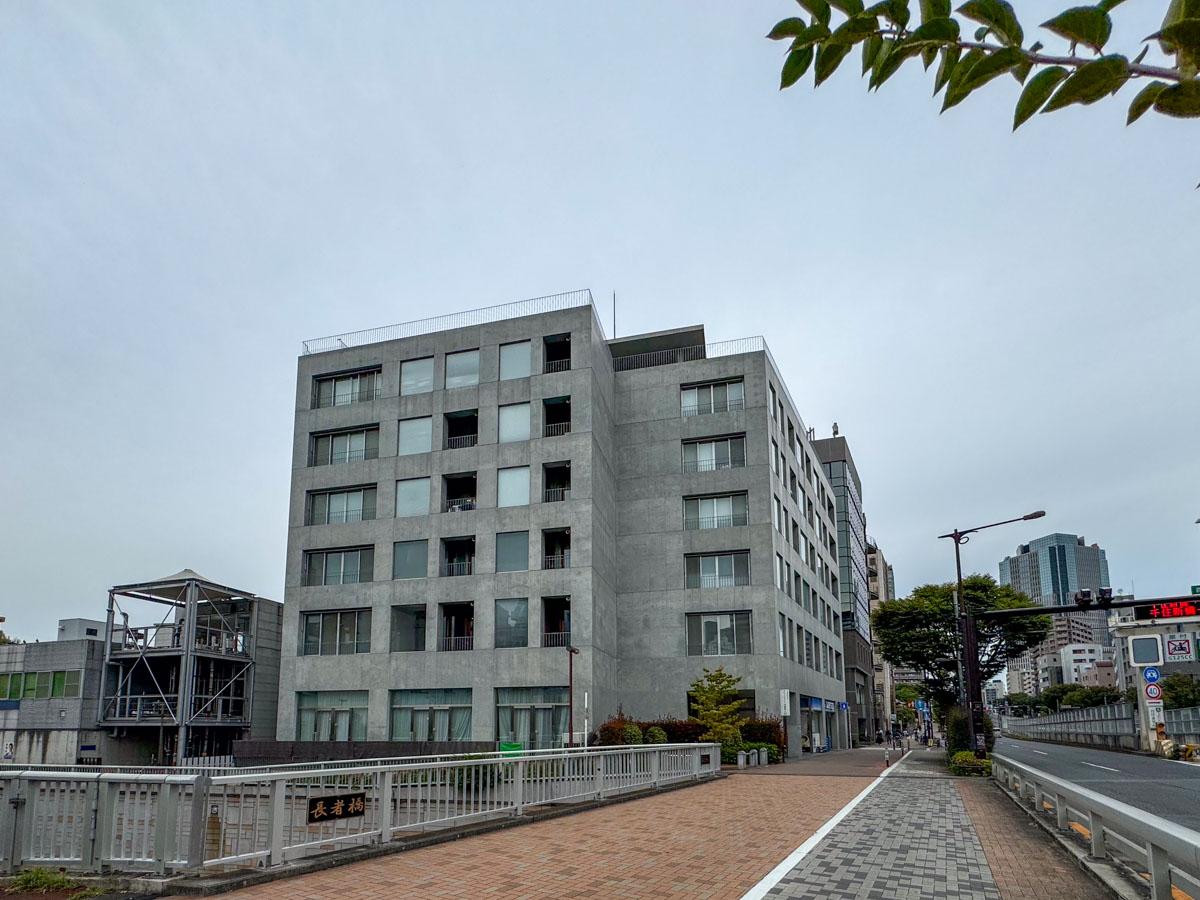 中野区本町の賃貸物件/外観。山手通り沿いに立つ建物です