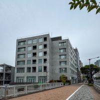 中野区本町の賃貸物件/外観。山手通り沿いに立つ建物です