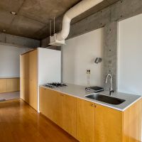 中野区本町の賃貸物件/キッチンはグリルこそありませんが、4口ガスコンロに作業スペースもしっかりとられていて、料理好きにも納得いただけるかと