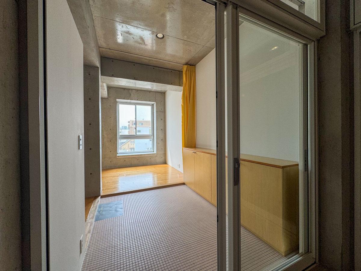 中野区本町の賃貸物件/玄関ドアは珍しいクリアな引き戸。カーテンレールが上部にあり、カーテンで隠す想定です