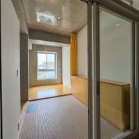 中野区本町の賃貸物件/玄関ドアは珍しいクリアな引き戸。カーテンレールが上部にあり、カーテンで隠す想定です