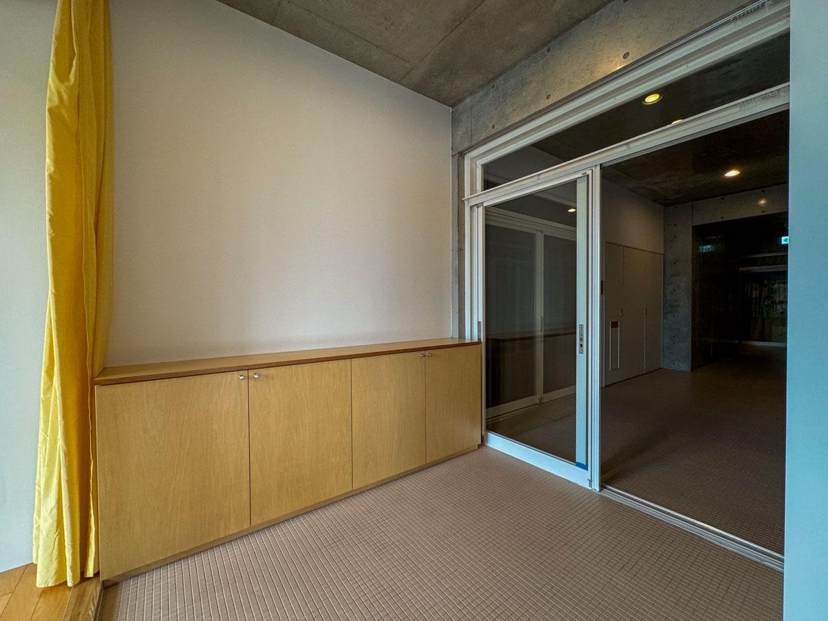中野区本町の賃貸物件/玄関はかなり広め。靴棚の上には花瓶や写真をたくさん飾れそう