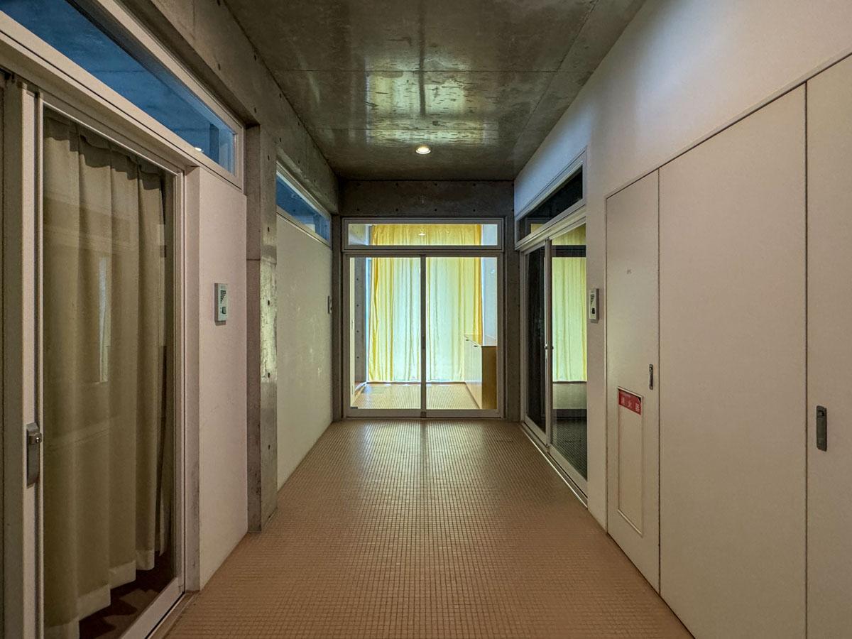 中野区本町の賃貸物件/共用廊下。正面の区画が今回の募集区画
