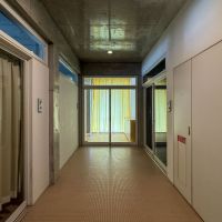 中野区本町の賃貸物件/共用廊下。正面の区画が今回の募集区画