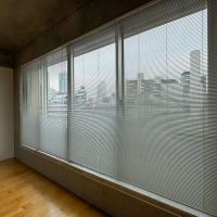 中野区本町の賃貸物件/南側の窓にはブラインド付き。写真には写っていませんが、外には手動で開閉可能なオーニングもあります