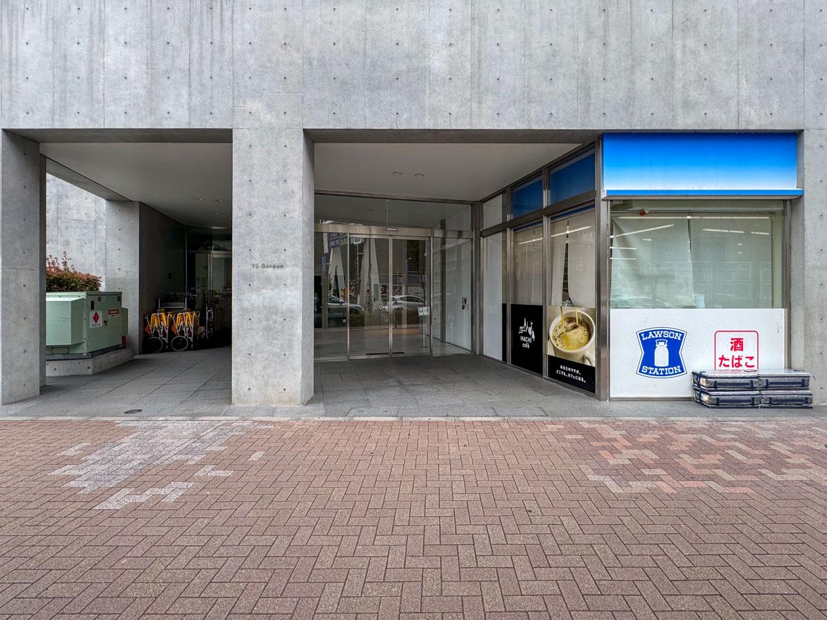 中野区本町の賃貸物件/エントランス。1階はローソン