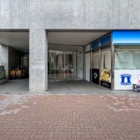 中野区本町の賃貸物件/エントランス。1階はローソン