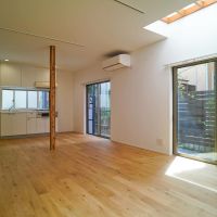 調布市富士見町の賃貸物件/102号室：約16.4畳のLDK。現しの柱があるので、家具をどうレイアウトするか考えるのが楽しそう