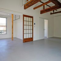 調布市富士見町の賃貸物件/201号室：寝室は既存の障子をリメイクした引戸で仕切ることができます