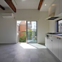 調布市富士見町の賃貸物件/201号室：キッチンとダイニングスペースは明るく爽やか