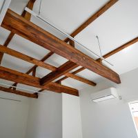 調布市富士見町の賃貸物件/天高は約3.3m。屋根の形状をそのまま仕上げています
