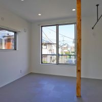 調布市富士見町の賃貸物件/201号室：寝室の窓は道路に向いているので、ちょっとした抜け感があります