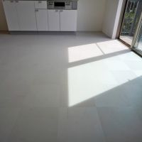 調布市富士見町の賃貸物件/202号室：2階の床はシンプルなモルタル調のPタイル