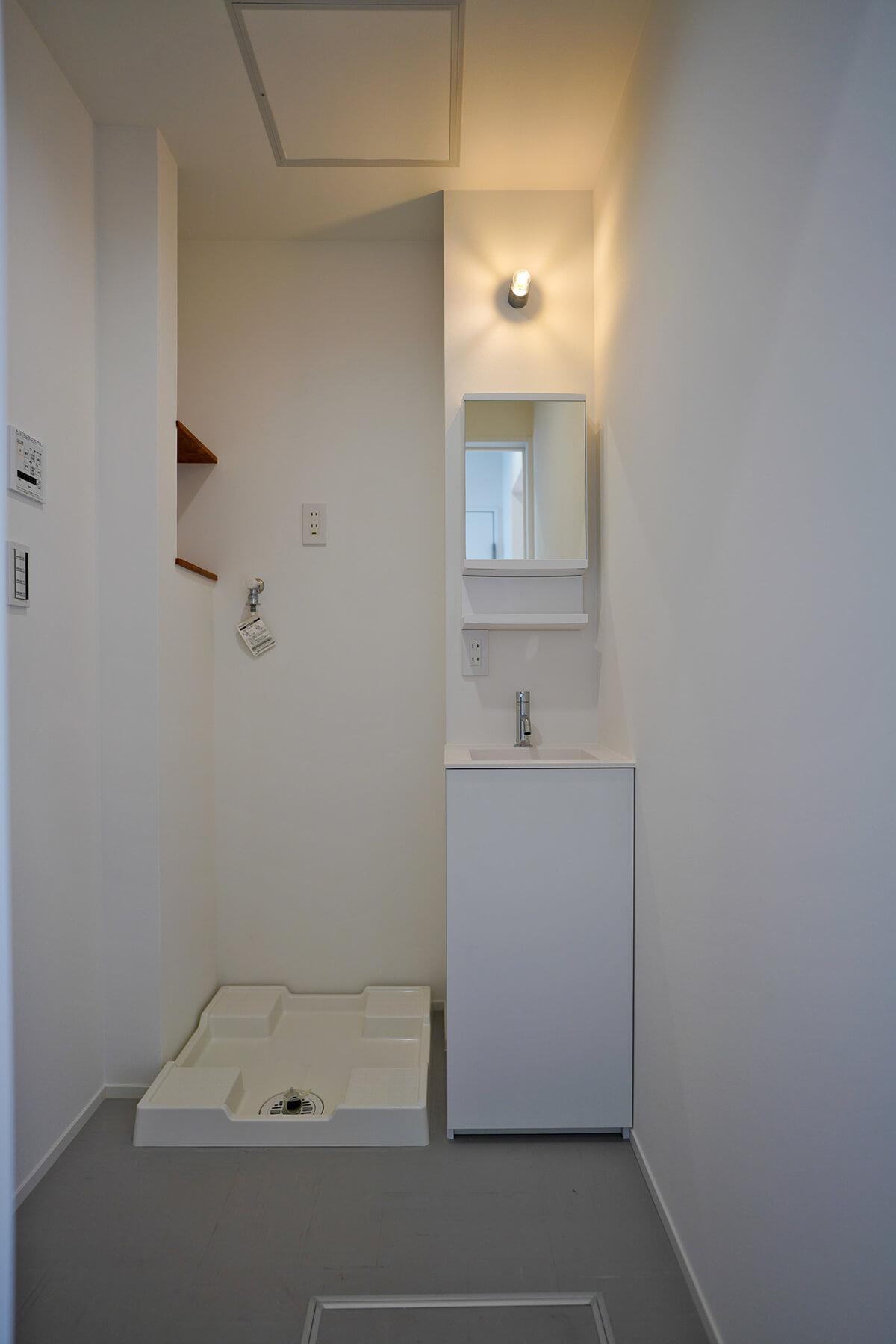 調布市富士見町の賃貸物件/洗面室。洗面台が小さいので、ご注意ください