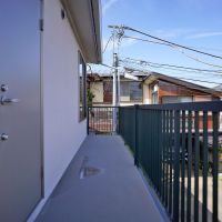 調布市富士見町の賃貸物件/201号室：玄関の奥にある廊下スペース（寝室前）は私物を置いてOK。寝室前なので植物を置いたりするといいかもしれません