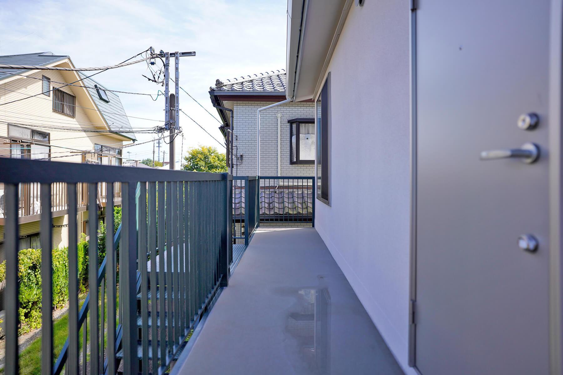 調布市富士見町の賃貸物件/202号室：こちらも寝室前の外廊下スペースは私物を置いてもOKです