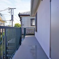調布市富士見町の賃貸物件/202号室：こちらも寝室前の外廊下スペースは私物を置いてもOKです