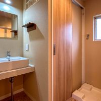 横浜市青葉区美しが丘の賃貸物件/洗面脱衣室。真ん中にトイレ