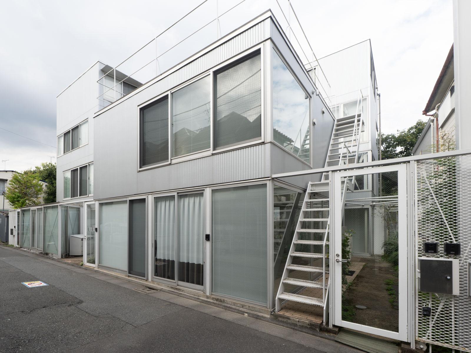 中野区上高田の賃貸物件/建物外観。手前の1階部屋が今回募集の区画。右手のドアが専用エントランスです