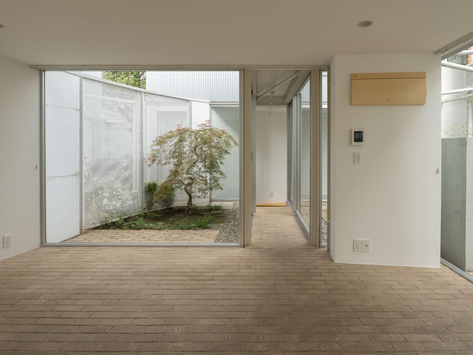 中野区上高田の賃貸物件/居室から中庭を眺めることのできる贅沢なワンルーム