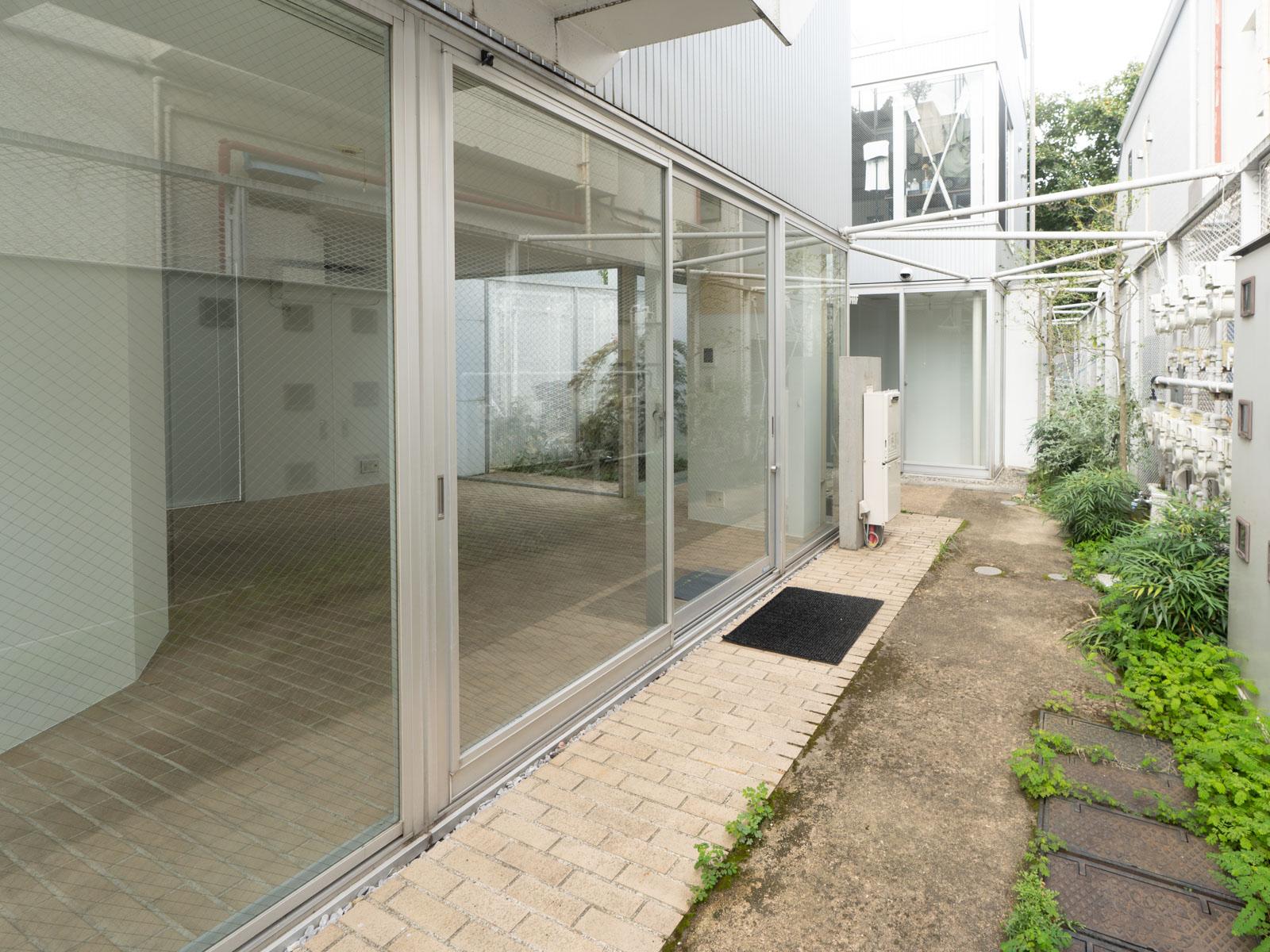中野区上高田の賃貸物件/エントランス扉を過ぎると、専用庭のアプローチ。左手に玄関