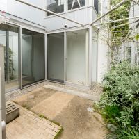 中野区上高田の賃貸物件/エントランス側の庭。洗濯物もたくさん干せます