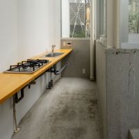 中野区上高田の賃貸物件/キッチンは半地下の吹き抜けで、天井が高い
