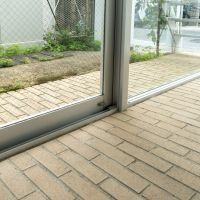 中野区上高田の賃貸物件/床のディテール。内と外が繋がるような設計がされています