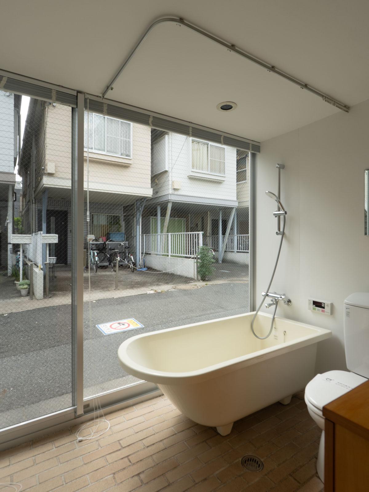 中野区上高田の賃貸物件/浴室（丸見えやないかい！）