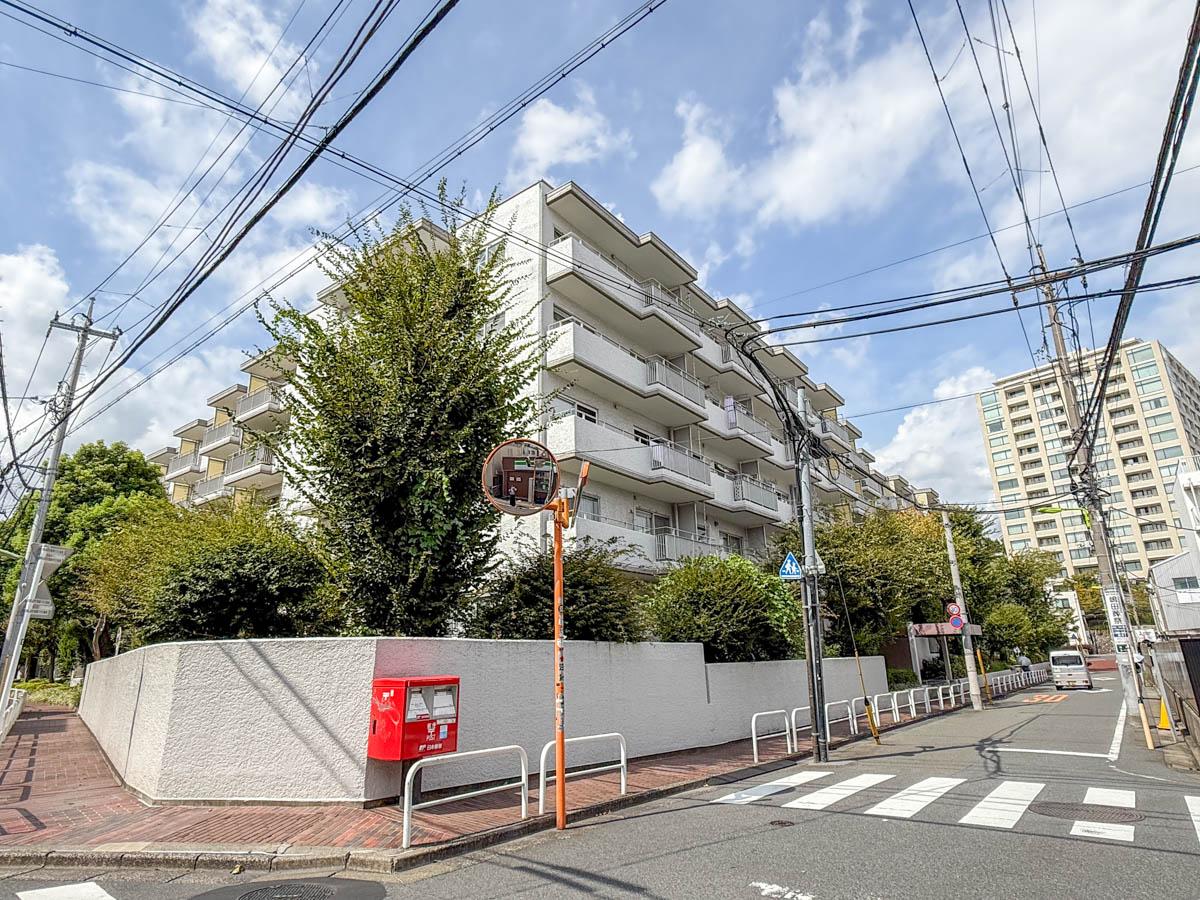 世田谷区池尻の売買物件/外観。裏通りに建つ低層マンションでとてもいい雰囲気
