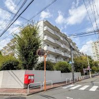 世田谷区池尻の売買物件/外観。裏通りに建つ低層マンションでとてもいい雰囲気