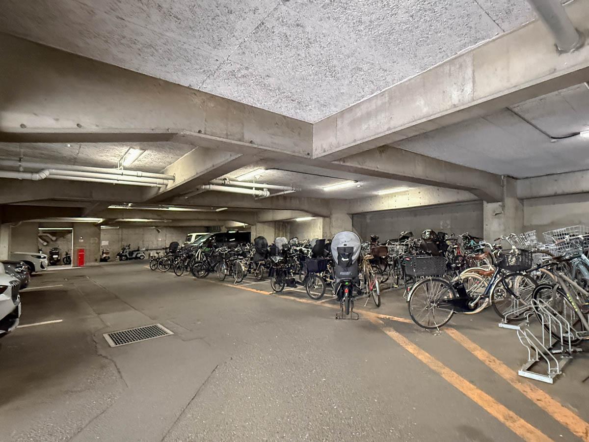 世田谷区池尻の売買物件/駐輪場は屋根付き。駐車場も屋根付きの区画があります。（現在はウェイディングの状況です）