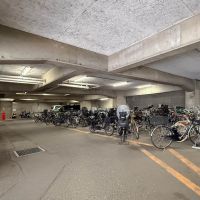 世田谷区池尻の売買物件/駐輪場は屋根付き。駐車場も屋根付きの区画があります。（現在はウェイディングの状況です）