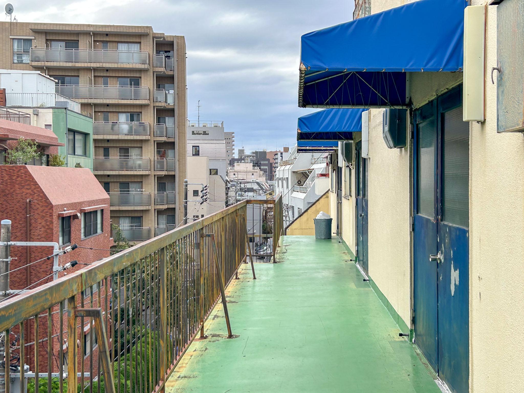 新宿区築地町の賃貸物件/バルコニーのような共用の屋外廊下。日射を遮るものがないため、陽当たりは良好