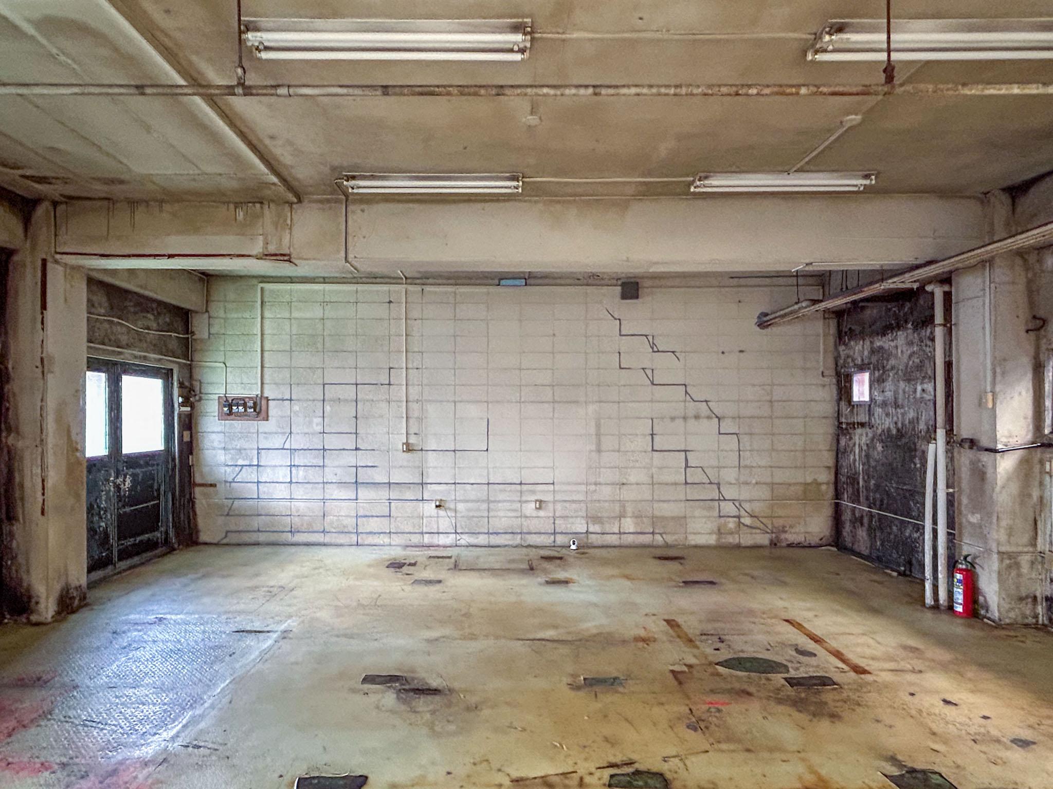 新宿区築地町の賃貸物件/西側の空間。高い天井と退廃感が醸し出す、独特なオーラを感じます