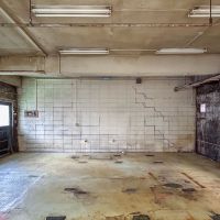 新宿区築地町の賃貸物件/西側の空間。高い天井と退廃感が醸し出す、独特なオーラを感じます