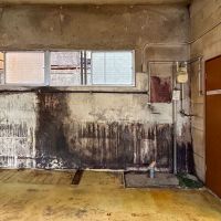 新宿区築地町の賃貸物件/水道やガスなどの設備類は、部屋の中央部に。ミニキッチンの痕跡があります