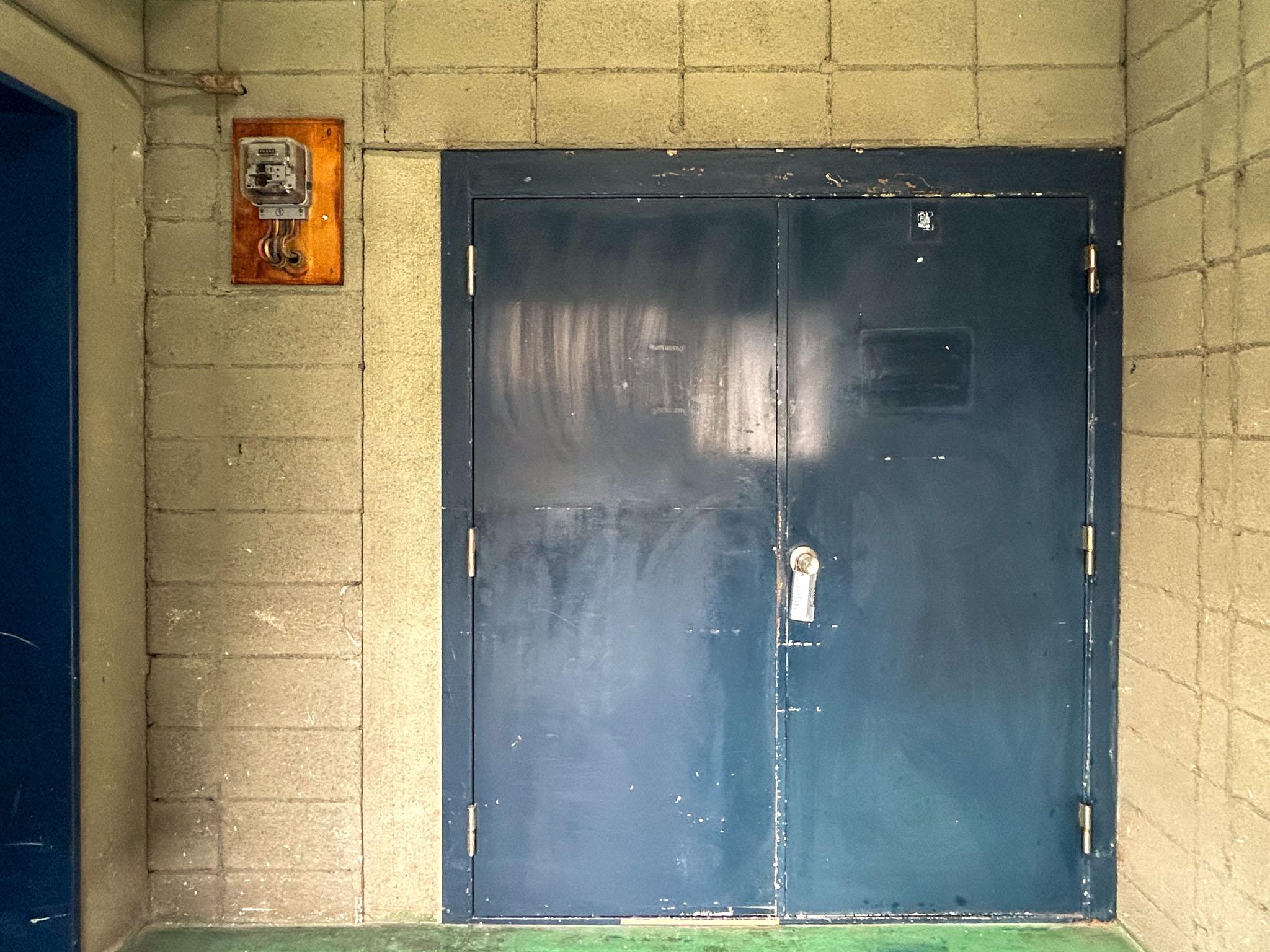 新宿区築地町の賃貸物件/出入口の扉を外から。両開きのため、大きな荷物も搬出入しやすいです