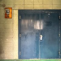 新宿区築地町の賃貸物件/出入口の扉を外から。両開きのため、大きな荷物も搬出入しやすいです