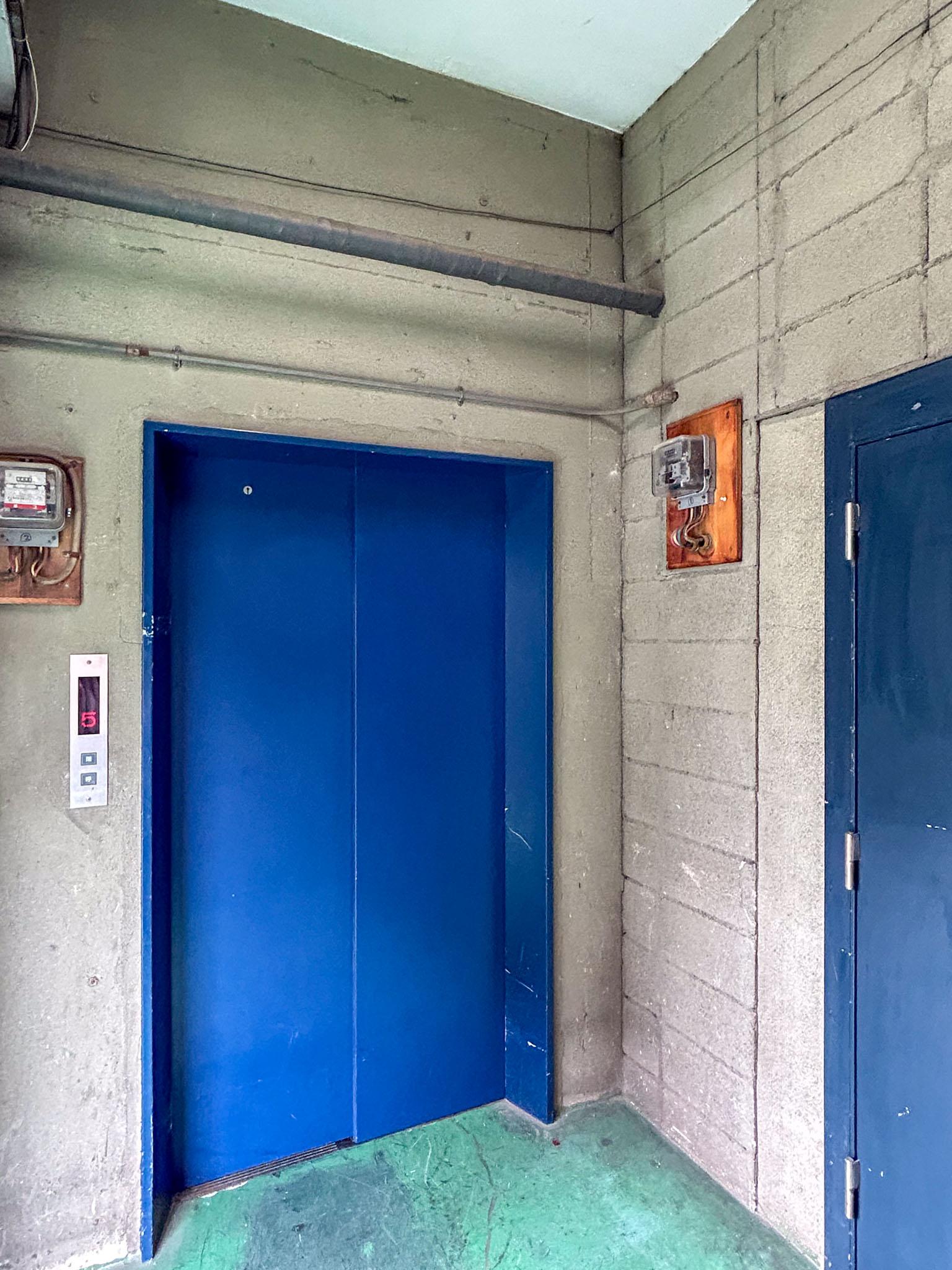 新宿区築地町の賃貸物件/出入口横にエレベーター