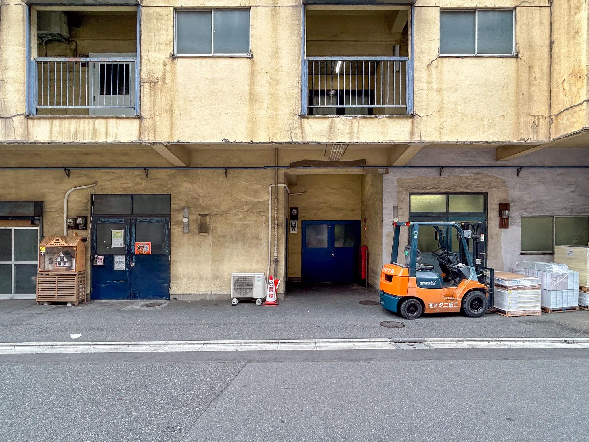 新宿区築地町の賃貸物件/建物を南側からみる