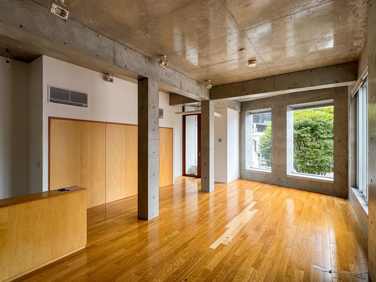 中野区本町の賃貸物件/305号室。水回りは木製の戸の中に収めて、執務室が広く取られている