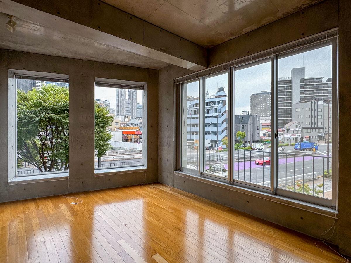 中野区本町の賃貸物件/305号室。光を取り込む大きな窓。すぐ先には山手通り
