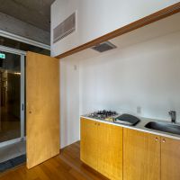 中野区本町の賃貸物件/305号室。玄関を入ってすぐの引き戸内にキッチン