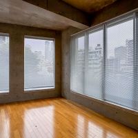 中野区本町の賃貸物件/305号室。大きな窓にはブラインドが備え付け