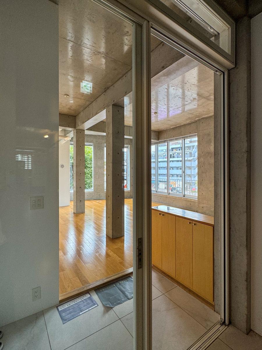 中野区本町の賃貸物件/305号室。出入り口はクリアでスケスケ