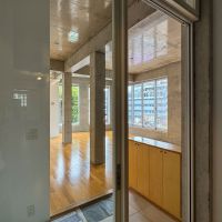 中野区本町の賃貸物件/305号室。出入り口はクリアでスケスケ