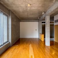 中野区本町の賃貸物件/コンセントは中央のライン上の床下に何箇所か設置してあり、フローリングのカバーを取ることで使用可能